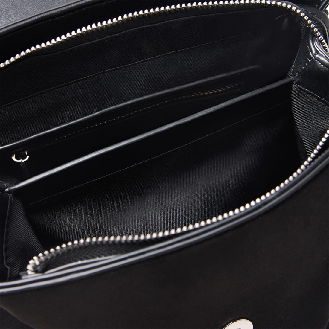 Le Cynthia – Sac à dos en suède vegan noir
