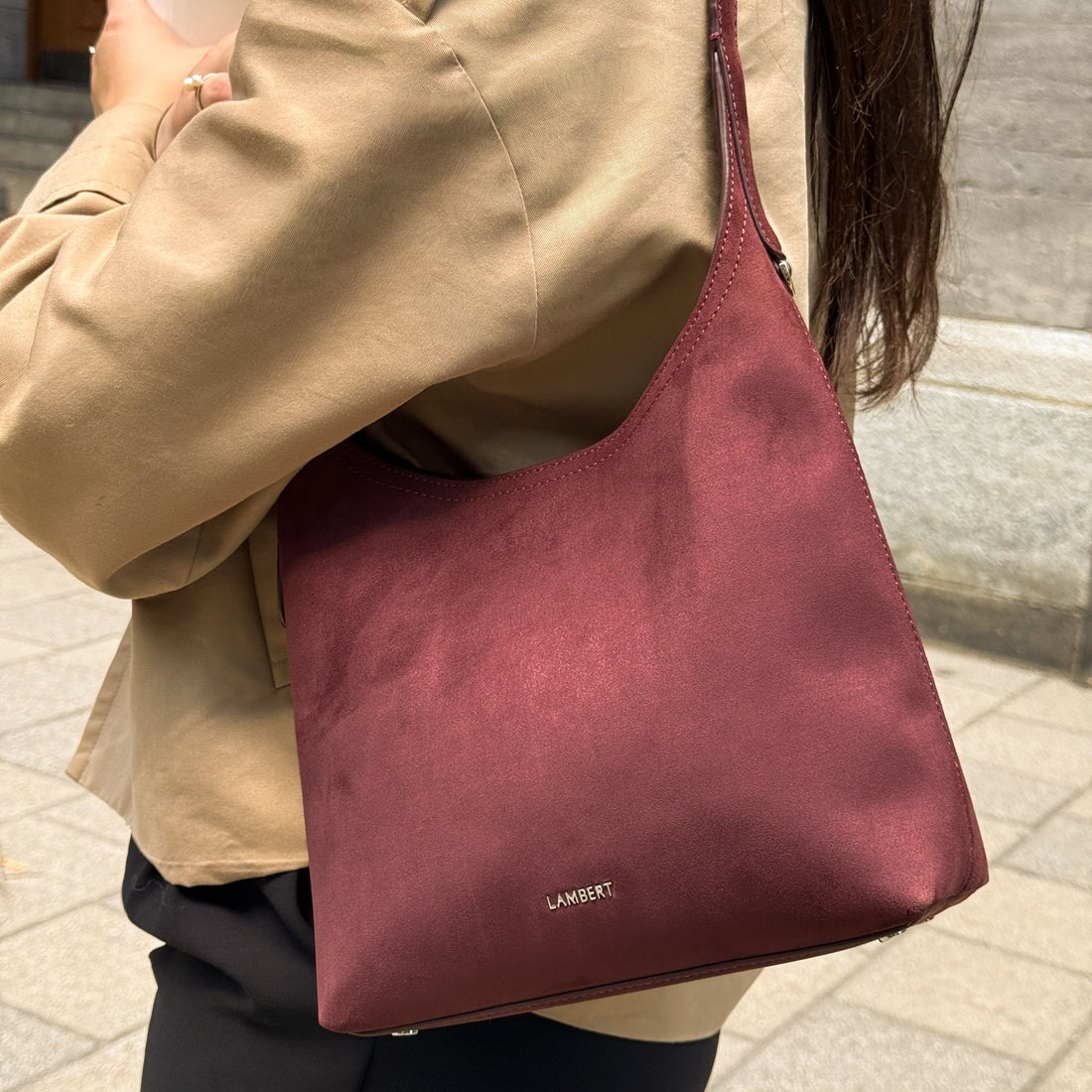 Le Elena – Sac à épaule en suède vegan cassis