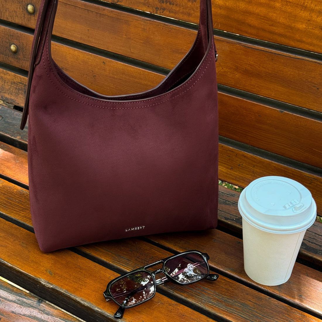 Le Elena – Sac à épaule en suède vegan cassis